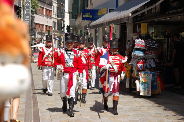 Englische historische Patrouille in der Main Street von Gibraltar