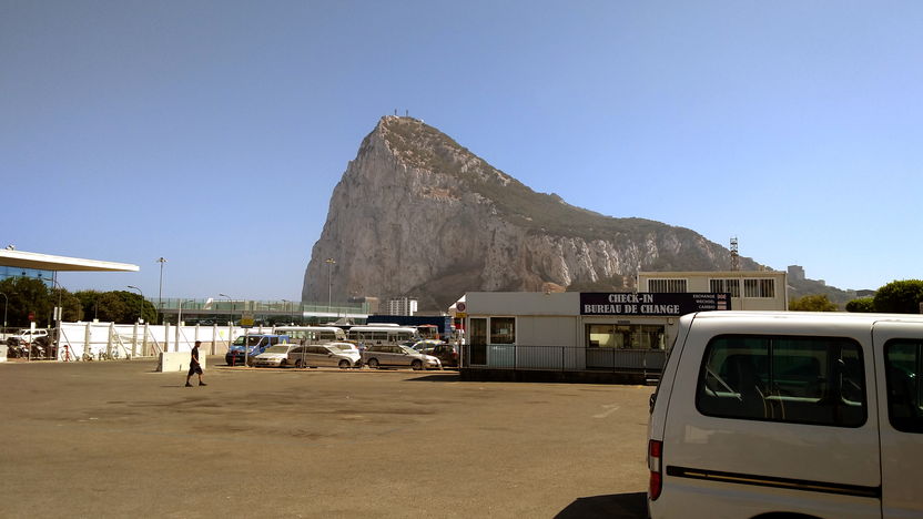 Der Fels von Gibraltar von der spanischen Seite (Norden) aus gesehen